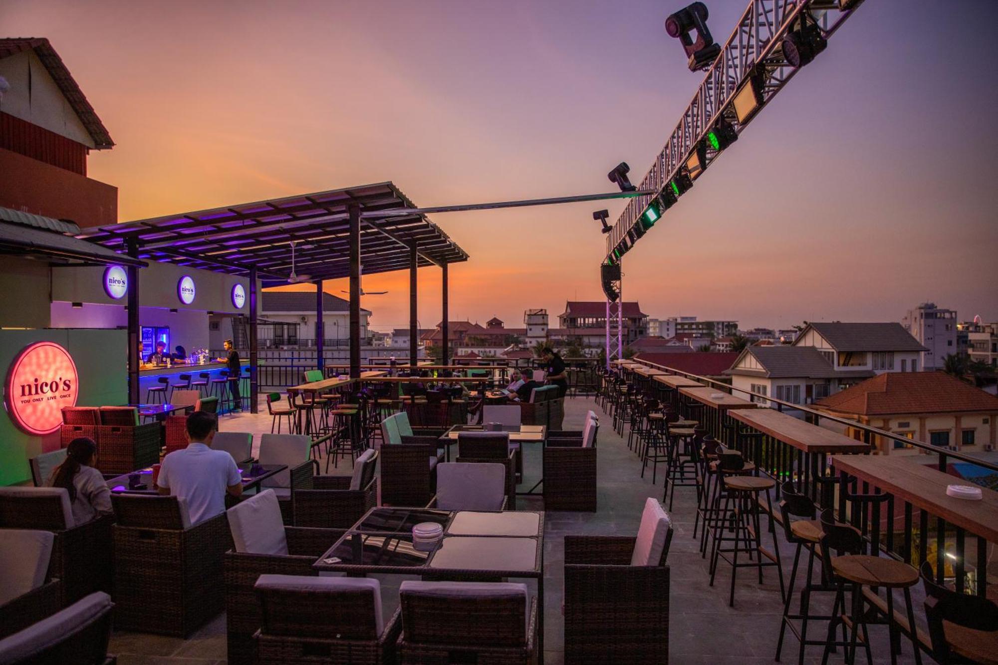 Nico'S Hotel And Skybar Сіємреап Екстер'єр фото