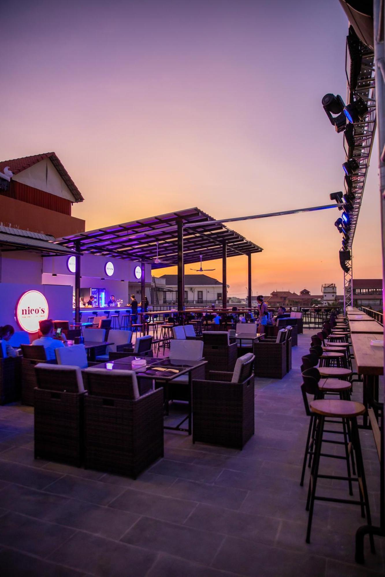 Nico'S Hotel And Skybar Сіємреап Екстер'єр фото