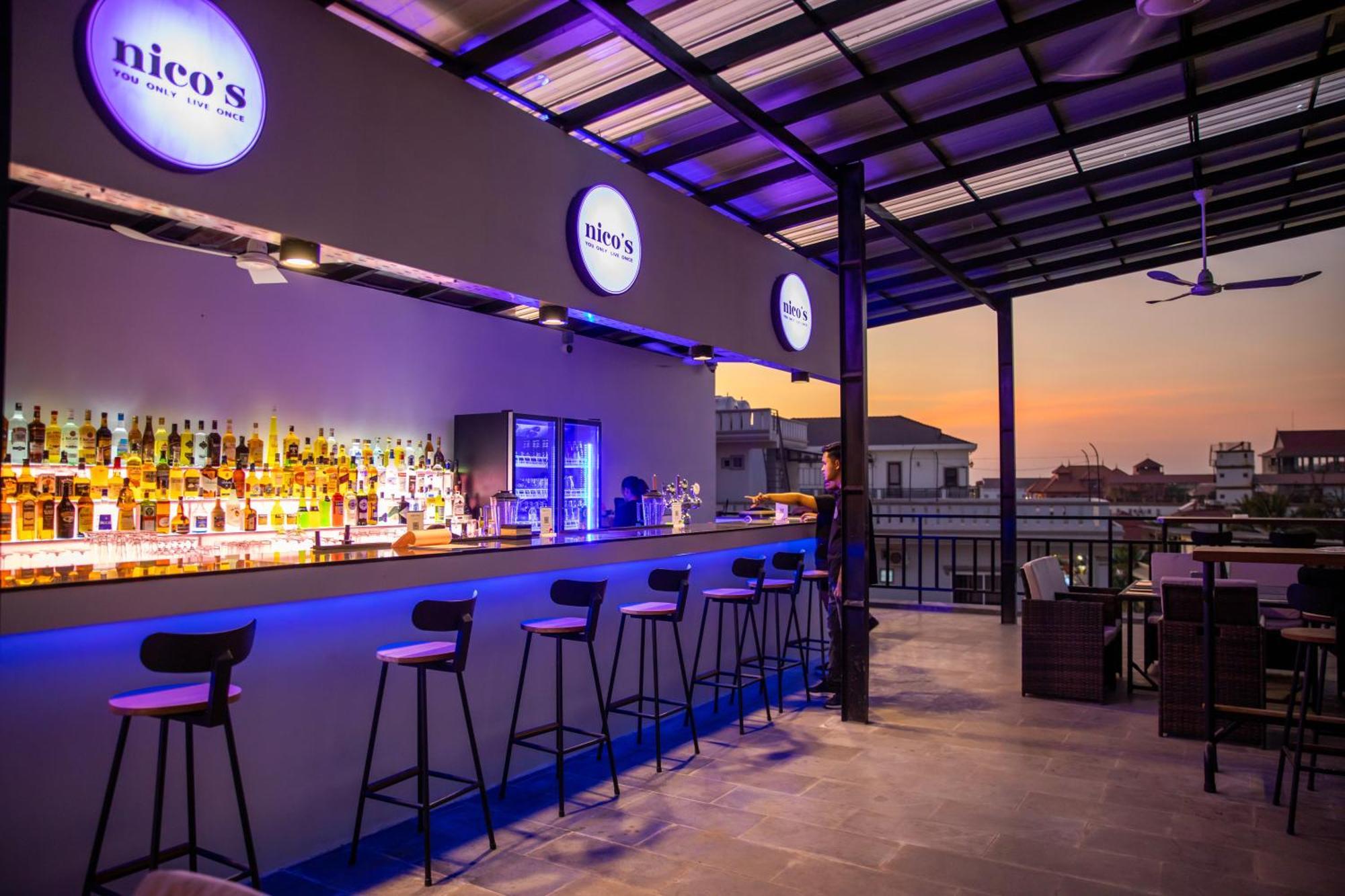 Nico'S Hotel And Skybar Сіємреап Екстер'єр фото